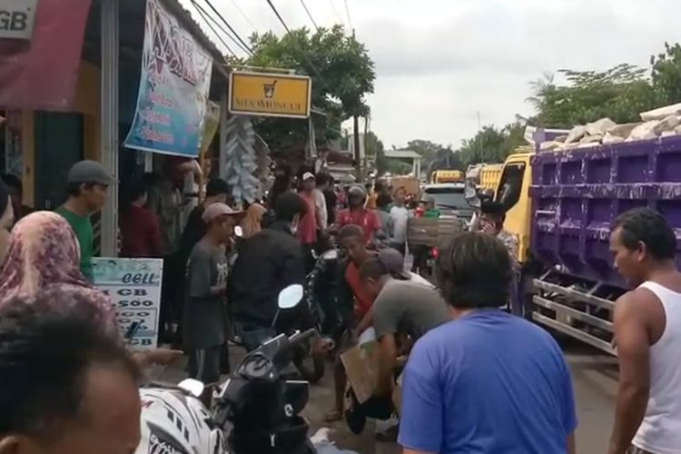 Tangkap layar dari video amatir warga. Warga setempat berusaha mengotong korban yang semula berada di tengah jalan ke pinggir jalan, di Desa Kepuh, Kecamatan Palimanan, Kabupaten Cirebon, Jawa Barat, Kamis (14/7/2022)