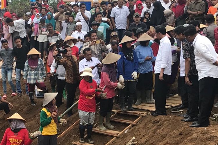 Presiden Joko Widodo saat meninjau proyek embung desa di Nagari Situang, Kecamatan Sitiung, Kabupaten Dharmasraya, Sumatera Barat, Rabu (7/2/2018).