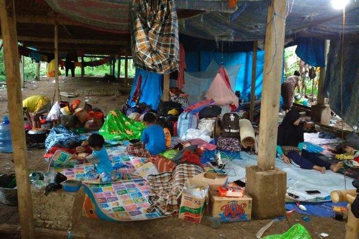 Kondisi kandang ayam yang dijadikan sebagai tempat mengungsi warga Majene.
