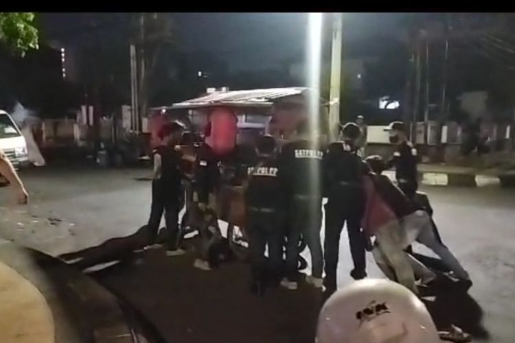 Satpol PP Kota Semarang, Jawa Tengah melakukan operasi di Jalan Pahlawan 
