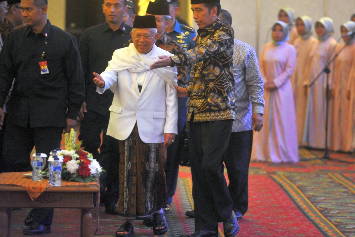 Presiden Joko Widodo didampingi Ketua Majelis Ulama Indonesia (MUI) KH Maruf Amin menghadiri pembukaan Kongres Ekonomi Umat 2017 di Hotel Grand Sahid Jaya, Jakarta, Sabtu (22/4/2018). Kongres dengan tema Arus Baru Ekonomi Indonesia  tersebut akan berlangsung hingga Senin (24/4/2018).

Kompas/Raditya Helabumi (RAD)
22-04-2017