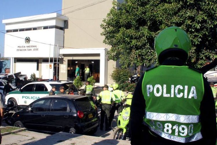 Serangan bom di Kolombia terjadi di distrik San Jose Barranquilla pada pertemuan pagi di kantor polisi, Sabtu (28/1/2018). (EPA via BBC)