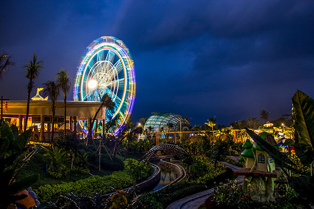 Malam hari di Saloka Theme Park, Jawa Tengah.