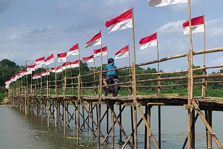 Warga Dusun Temben, Kalurahan Ngentakrejo, Kapanewon Lendah, Kabupaten Kulon Progo, Daerah Istimewa Yogyakarta, kembali menghias jembatan sesek—jembatan darurat dari kayu dan bambu—dengan puluhan bendera merah putih. Tradisi ini selalu berlangsung setiap bulan Agustus.