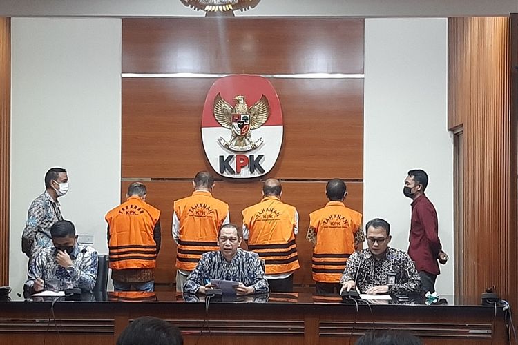 Wakil Ketua KPK Nurul Ghufron memberikan keterangan pers mengenai menahan empat orang tersangka kasus dugaan korupsi terkait penyaluran dana oleh lembaga pengelola dana bergulir koperasi,  usaha mikro, kecil dan menengah (LPDB-KUMKM), Kamis (15/9/2022). 