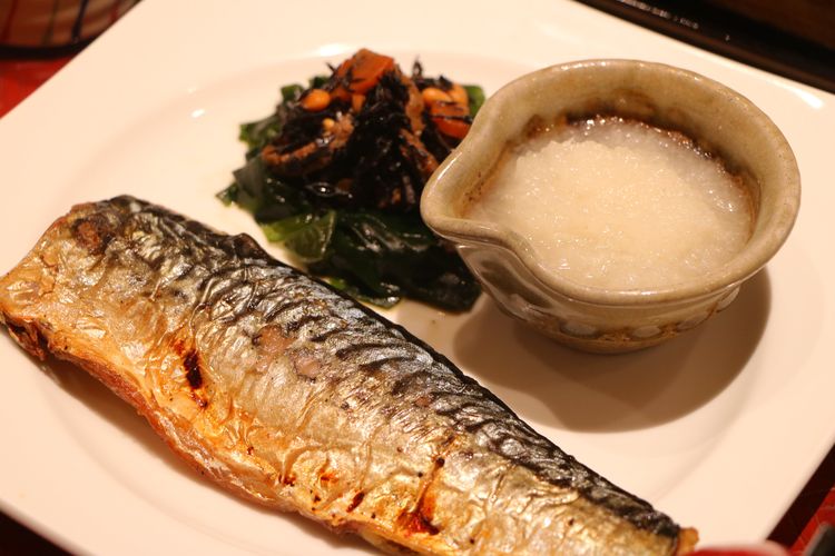 Hidangan bernama Saba, yakni ikan mackarel yang dibakar dengan arang panas