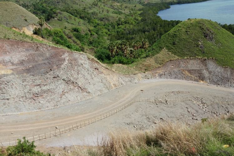 Jalan akses lanjutan Bandara Komodo, Labuan Bajo, Nusa Tenggara Timur sepanjang 8,80 kilometer.