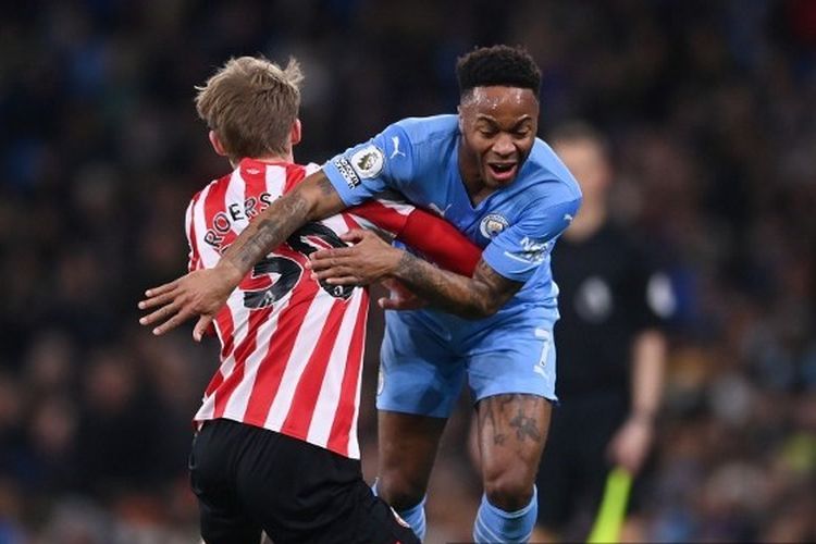 Aksi pemain Manchester City, Raheem Sterling, dalam pertandingan Premier League melawan  Brentford di Stadion Etihad, Rabu (9/2/2022) atau Kamis dini hari WIB. 