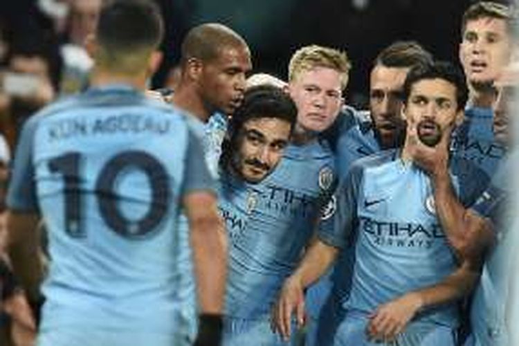 Gelandang Manchester City, Ilkay Guendogan (ketiga dari kiri), merayakan gol keduanya ke gawang FC Barcelona pada laga penyisihan Grup C Liga Champions di Stadion Etihad, Selasa (1/11/2016) atau Rabu dini hari WIB.