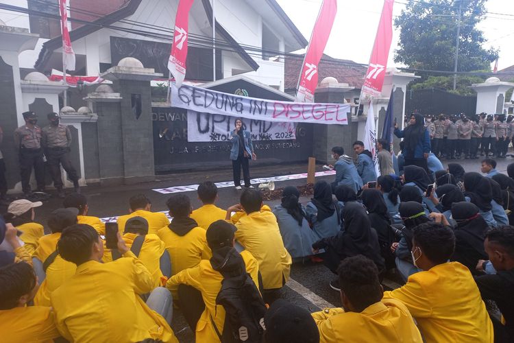 Massa gabungan dari mahasiswa di Sumedang menyegel kantor Sekretariat DPRD Sumedang, Jumat (9/9/2022). AAM AMINULLAH/KOMPAS.com