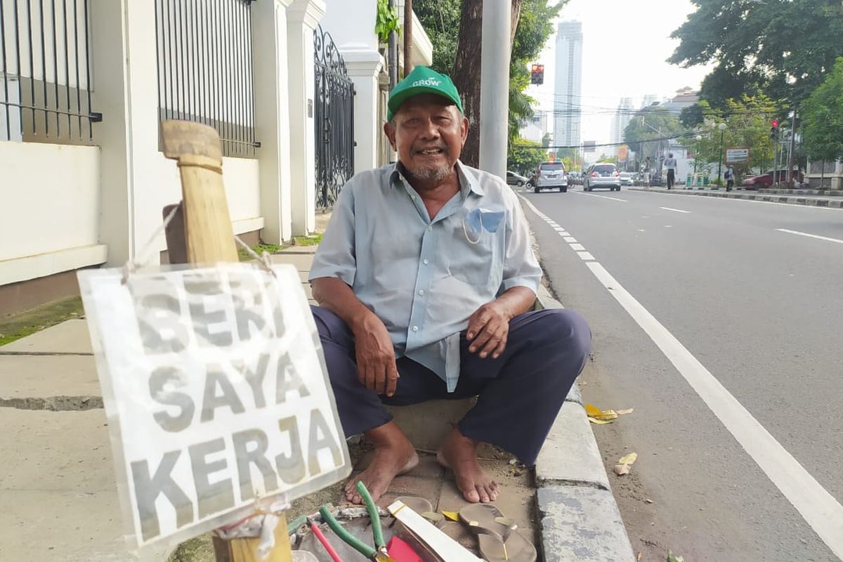 Pria tua berusia 78 tahun Sutrisna saat ditemui sedang mencari kerja di Jalan HOS Cokroaminoto Menteng Jakarta Pusat, Senin (9/10/2020)