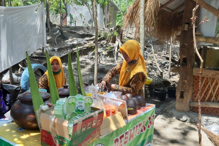 Warga desa menjual Dawet Lidah Buaya yang khas dari Kampoeng Pecel, Klaten, Jawa Tengah.