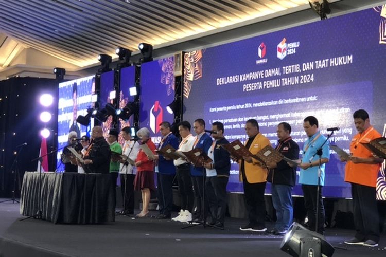 Sebanyak 18 partai politik peserta Pemilu 2024 membacakan komitmen pemilu damai. Momen itu berlangsung di Rapat Koordinasi Nasional (Rakornas) Gakkumdu yang diadakan oleh Badan Pengawas Pemilu (Bawaslu) RI di Hotel Grand Sahid Jaya, Jakarta, Senin (27/11/2023). 