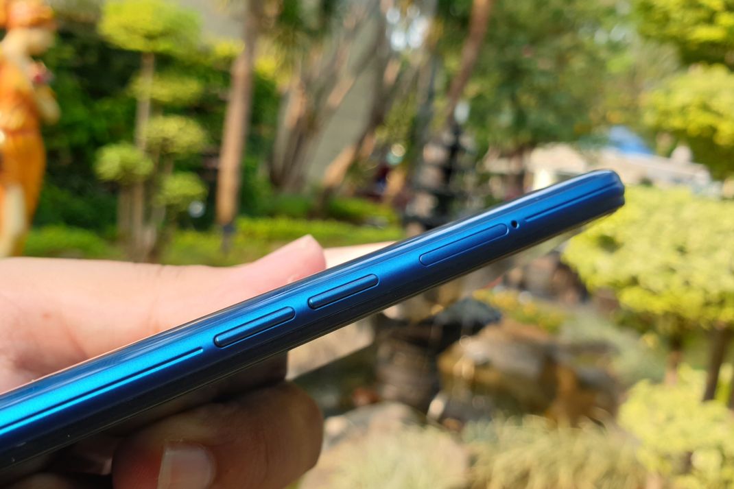 Bingkai sisi kiri Oppo A9 2020. Di bagian ini, terdapat tombol volume dan laci yang menampung dua slot kartu SIM dan satu slot kartu microSD yang bisa dikeluarkan dengan SIM ejector. (KOMPAS.com/Bill Clinten)
