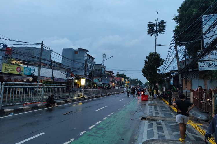 Tawuran antarkelompok pecah di Jalan Doktor Saharjo,  Tebet, Jakarta Selatan, Kamis (23/10/2025) pukul 17.30 WIB. 