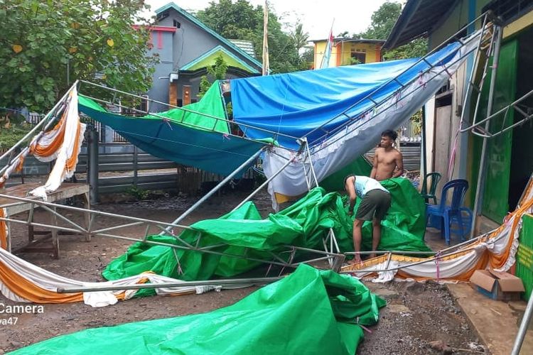 Tampak tenda TPS ambruk dihantam angin kencang di Desa Maria, Kecamatan Wawo, Kabupaten Bima, Senin (12/2/2024).