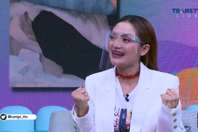Penyanyi dangdut Siti Badriah menjadi bintang tanu di acara Rumpi.