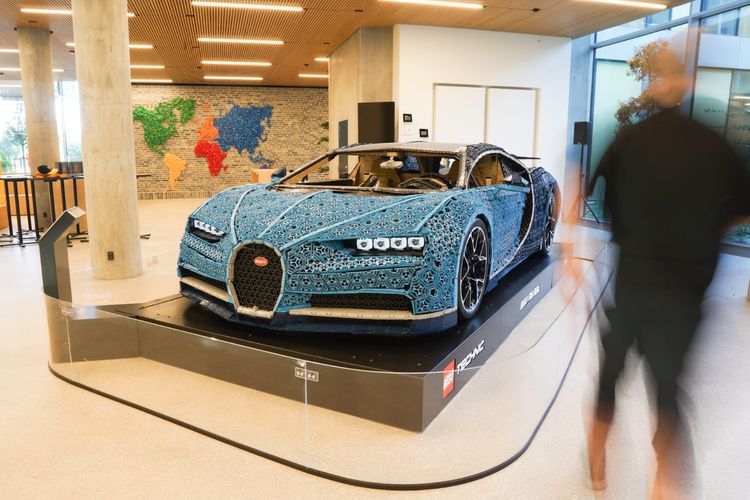 Tampilan supercar Bugatti Chiron yang terbuat dari lebih dari satu juta potong komponen Lego Technic, dipajang di salah satu sudut kantor pusat Lego, Lego Campus, di Kota Billund, 