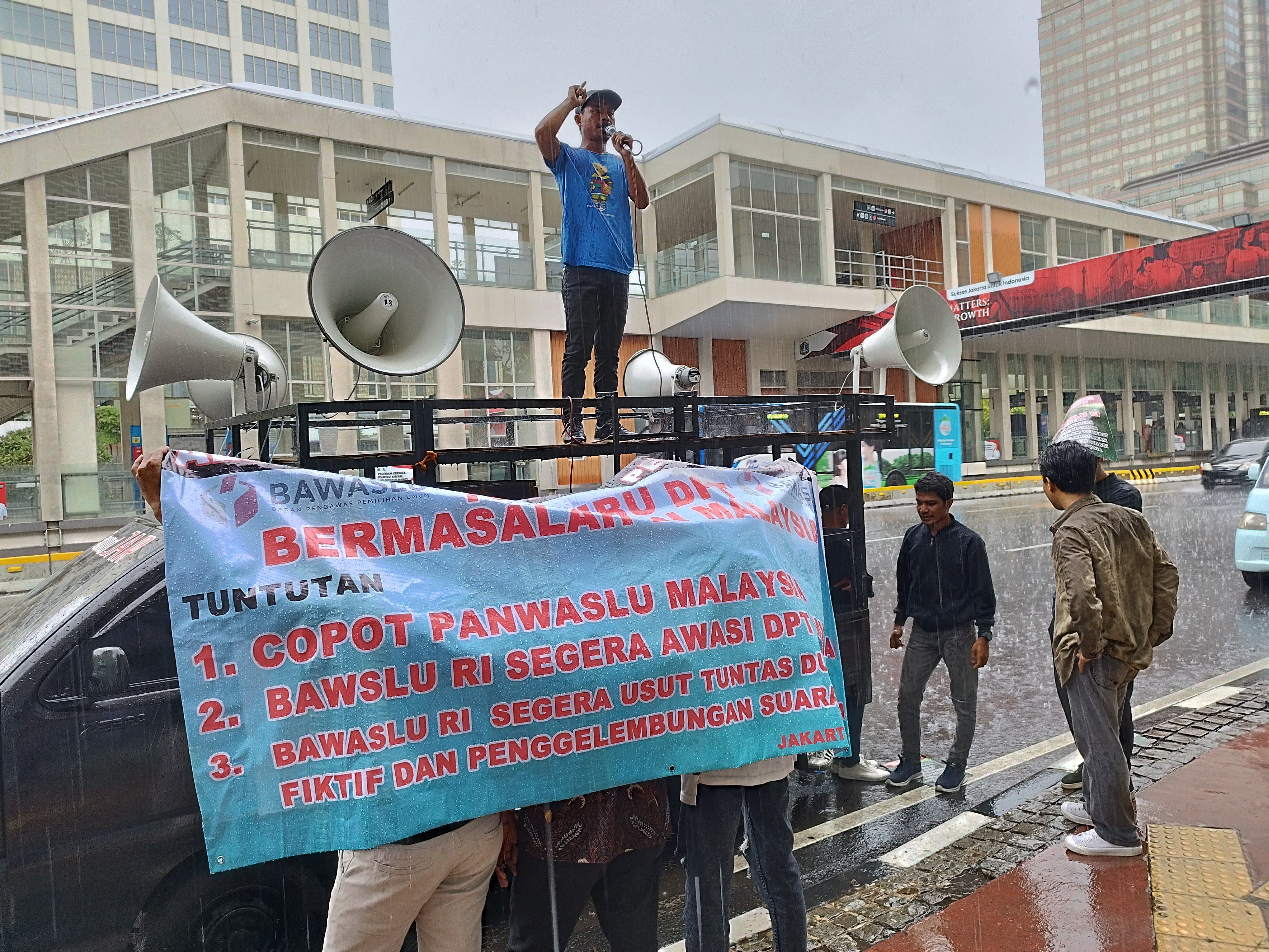 Demo di Bawaslu, Massa Tuntut Pengusutan Sulitnya WNI di Malaysia Masuk DPT Pemilu 2024