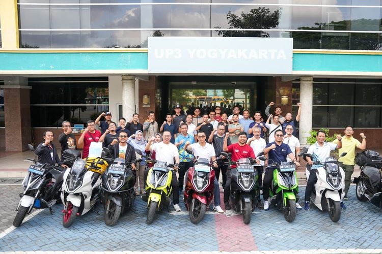 Enam pengendara motor listrik Alva yang tergabung dalam Alva Owners Club (AOC) berhasil menyelesaikan perjalanan dari Jakarta menuju Bali, Minggu (7/9/2025).