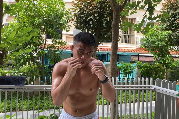 Petarung ONE Championship kelas flyweight, Eko Roni Saputra, melakukan latihan di rumahnya selama masa pandemi virus corona.