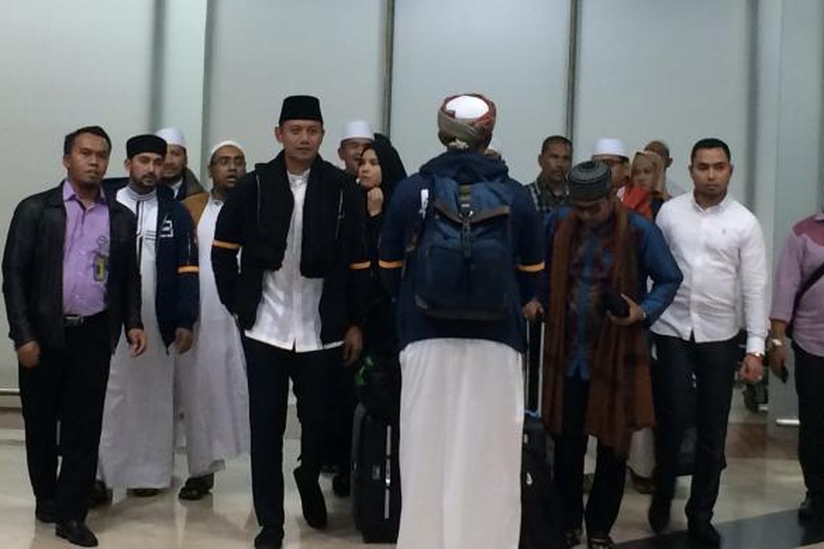 Calon gubernur DKI Jakarta, Agus Harimurti Yudhoyono dan sejumlah ulama usai menunaikan ibadah Umrah di Mekkah, Arab Saudi. Agus dan rombongan tiba di Terminal 2E Bandara Internasional Soekarno-Hatta menggunakan pesawat Saudi Arabia Airlines, Senin (13/2/2017).