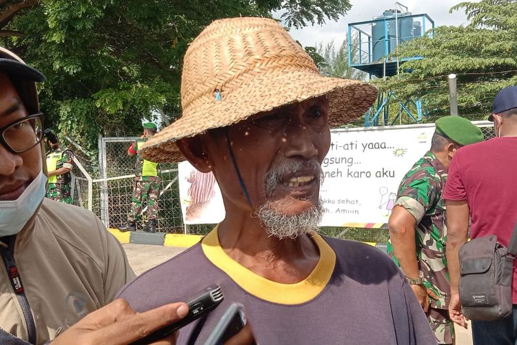 Warga bernama Musanam mengaku menyesal menjual tanahnya di sekitar kilang minyak Tuban, Jawa Timur.