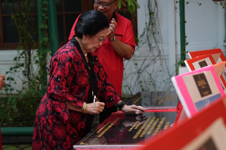 Ketua Umum PDI-P Megawati Soekarnoputri menandatangani peresmian sejumlah kantor PDI-P, rumah sakit, patung dan nama jalan Bung Karno, Senin (16/10/2023).