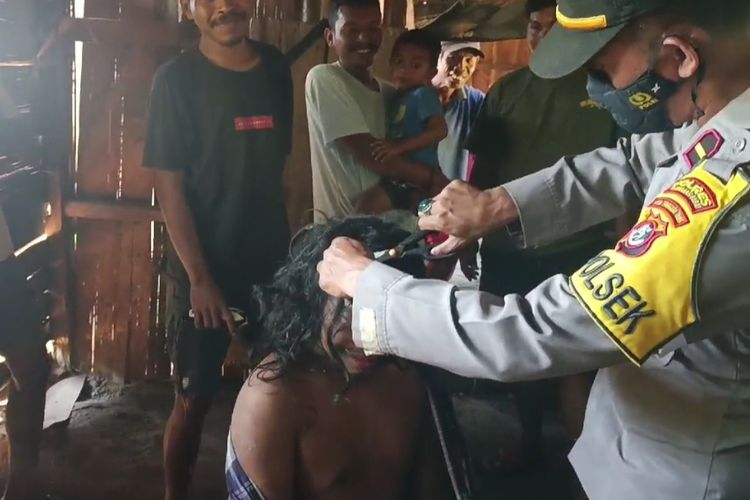 Aksi Aparat Polsek Kuwus, Pangkas Rambut ODGJ yang Terpasung