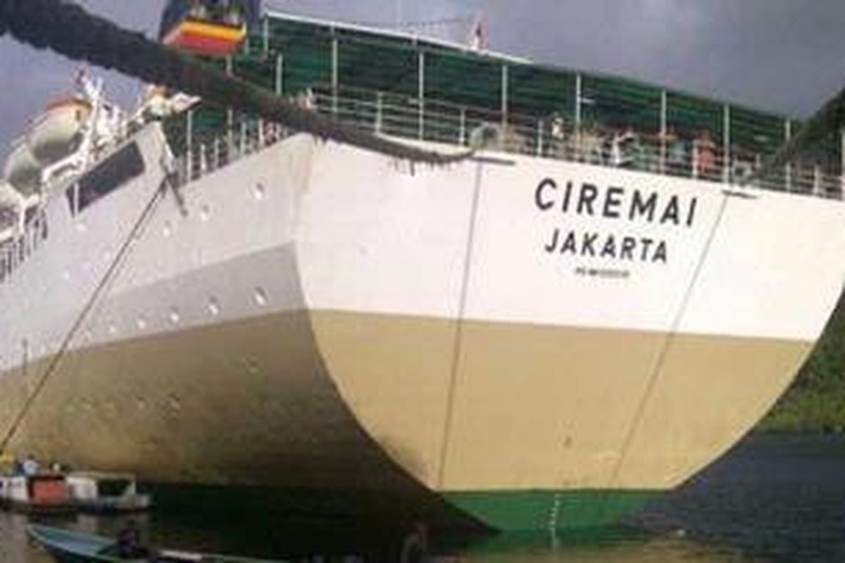 Kapal Pelni Ciremai yang membawa Tim Ekspedisi Cincin Api Kompas dari Ambon ke Banda Neira.