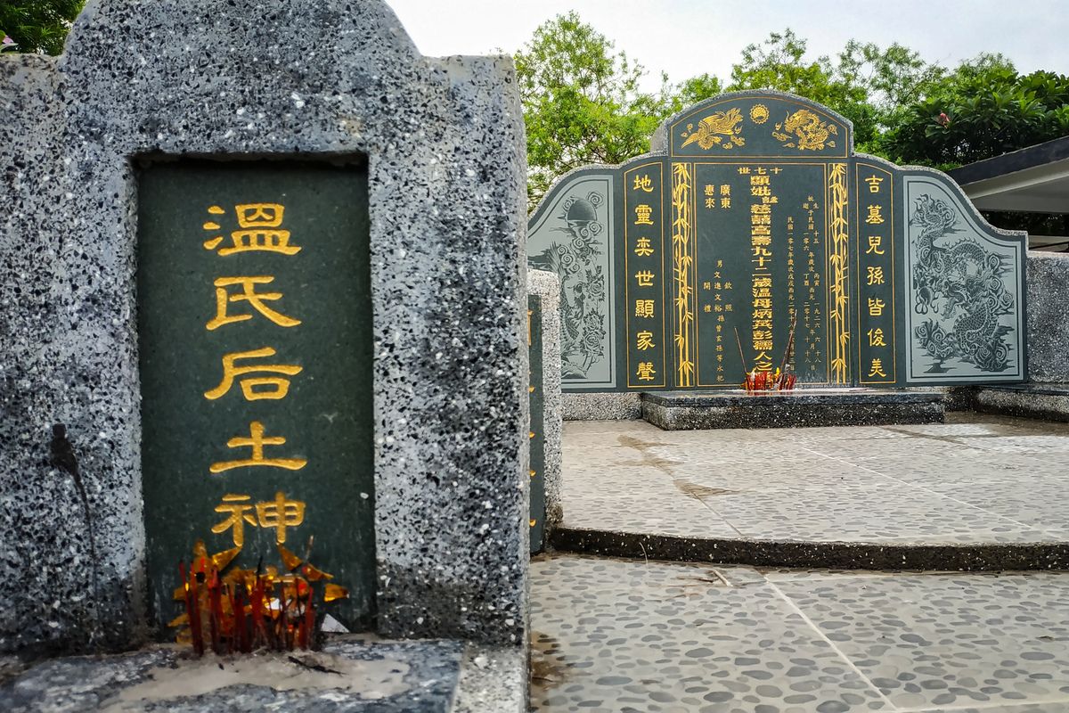 Semak belukar, potongan ranting pohon, menyelimuti nisan-nisan khas kuburan cina di TPU Penggilingan Baru, Bekasi Utara, sehari jelang Imlek 2571, Jumat (24/1/2020).