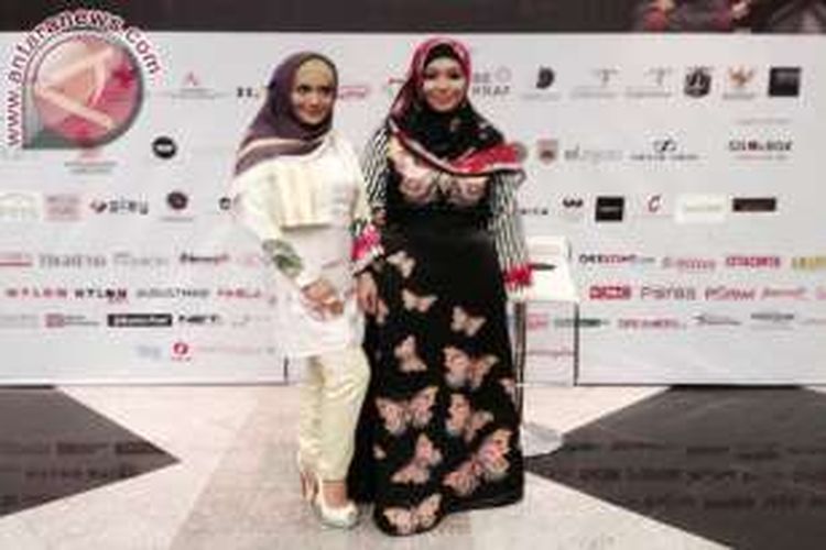 Krisdayanti (kiri) dan pelaku wirausaha fashion Luthy Ibrahim Saleh mengadakan jumpa pers mengenai lini busana muslim mereka dalam Indonesia Fashion Week 2016 di Jakarta Convention Center, Minggu (13/3/2016) siang.