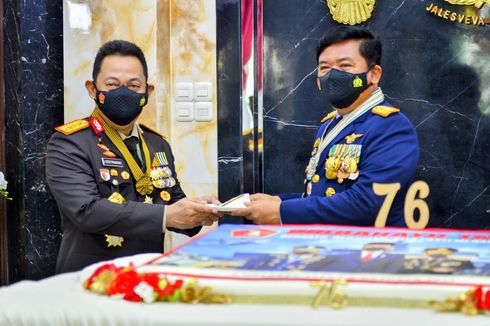 Panglima Terima Kejutan HUT Ke-76 TNI dari Kapolri