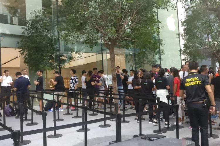 Suasana antrean menjelang pembukaan perdana Apple Store Singapura yang merupakan toko resmi Apple pertama di Asia Tenggara, Sabtu (27/5/2017).