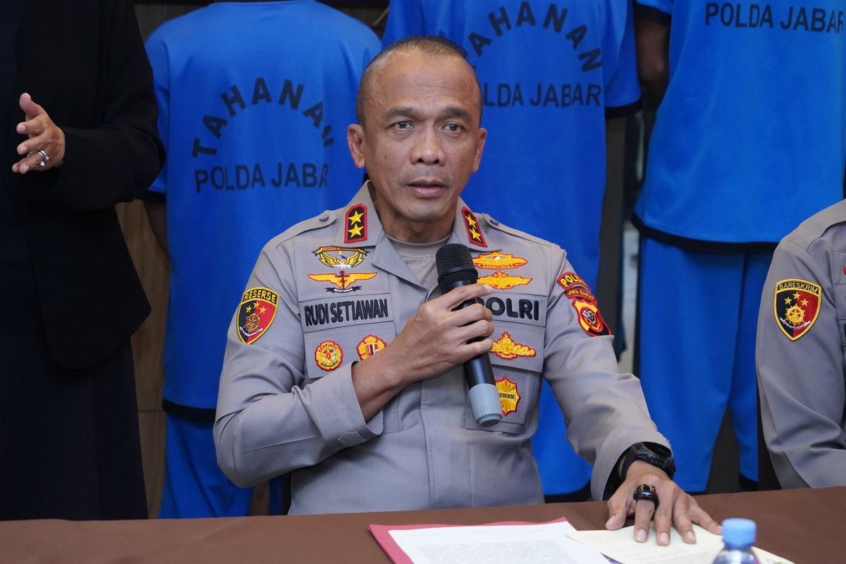 Kapolda Jabar Irjen Rudy Setiawan tengah merilis penetapan tersangka terhadap para perusak mobil polisi saat perayaan Mayday d Bandung.