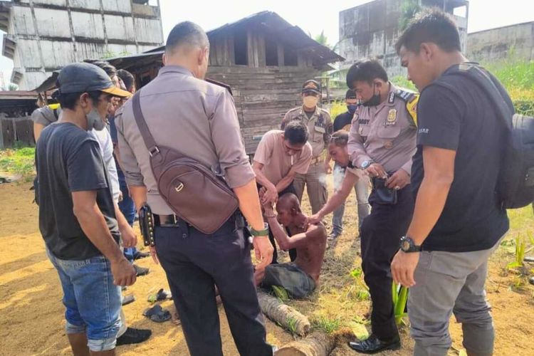Petugas Polres Inhil saat menangkap pria yang memutilasi anaknya di Kelurahan Tembilahan Barat, Kecamatan Tembilahan Hulu, Kabupaten Inhil, Riau, Senin (13/6/2022).