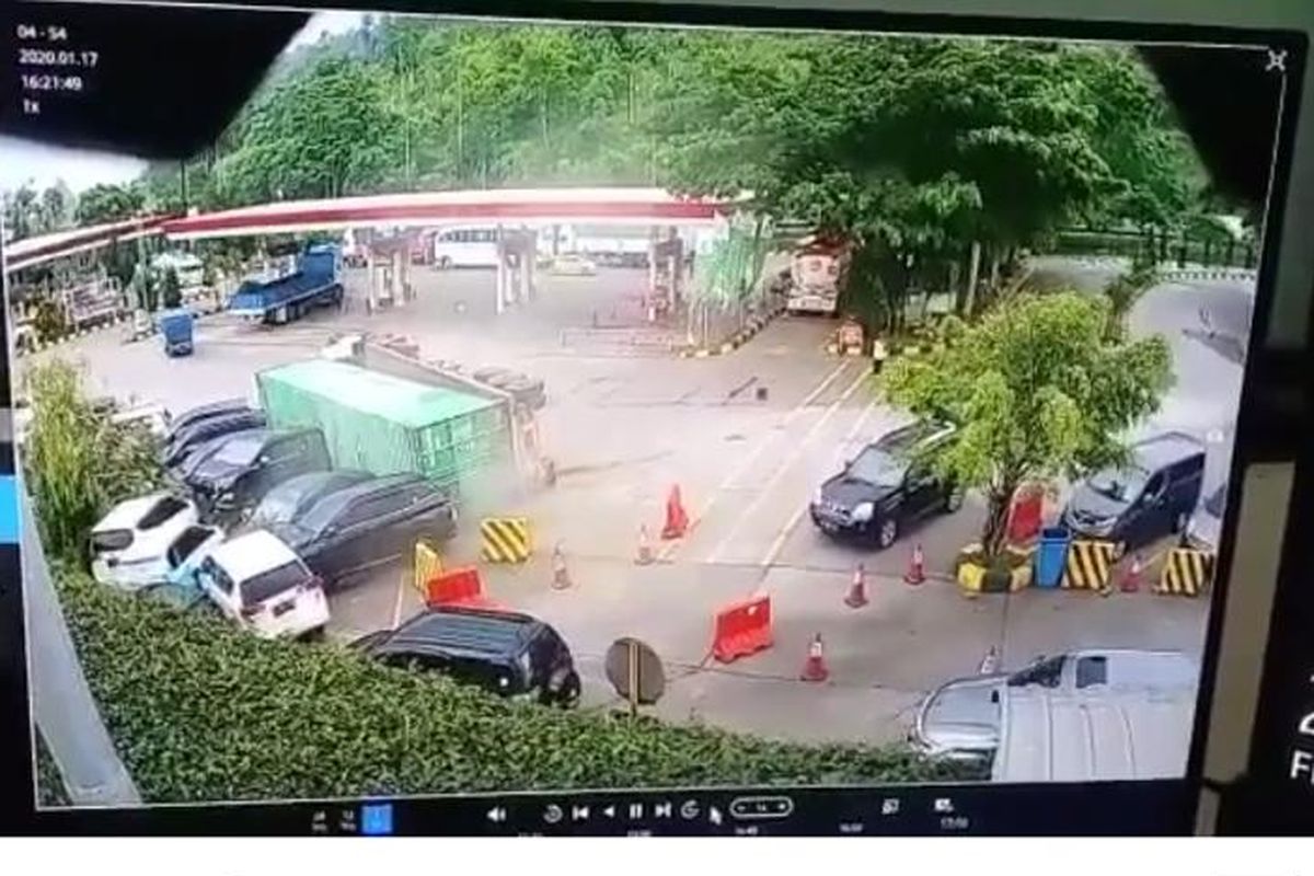 Rem blong, sebuah truk boks pengangku barang dengan nomor polisi B 9766 UO mengalami kecelakaan di Rest Area Km 97 Ruas Tol Cipularang, Jumat (17/1/2020) pukul 16.15 WIB.