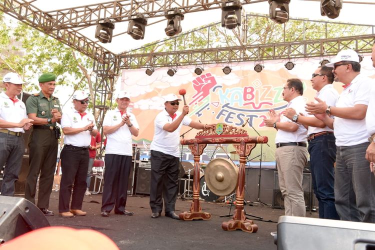 Wakil Gubernur (Wagub) Jawa Barat (Jabar) Uu Ruzhanul Ulum saat membuka acara Kabizza Fest 2019 di Gelanggang Generasi Muda (GGM) Kabupaten Majalengka, Sabtu (26/10/19).