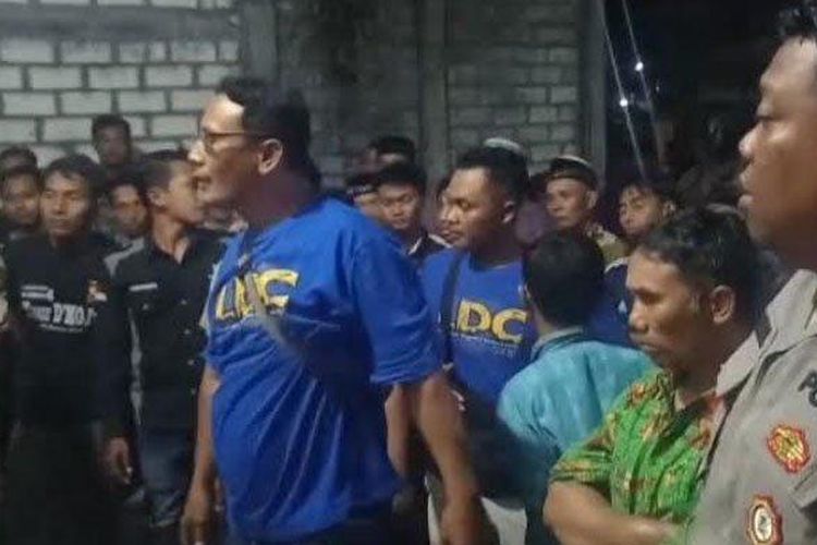 Warga Sukodadi Lamongan sempat bersitegang dengan jamaah tempat ibadah yang diprotes keberadaannya, Minggu (16/4/2023) malam. 
