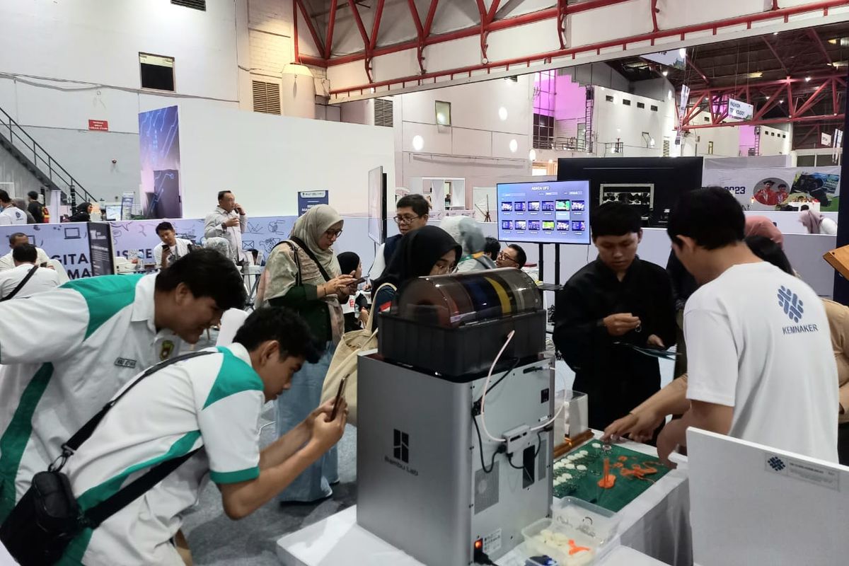 Para pengunjung Festival Pelatihan Vokasi (FPV) dan Job Fair Nasional 2023 di Jakarta International Expo atau Arena JIExpo Kemayoran.
