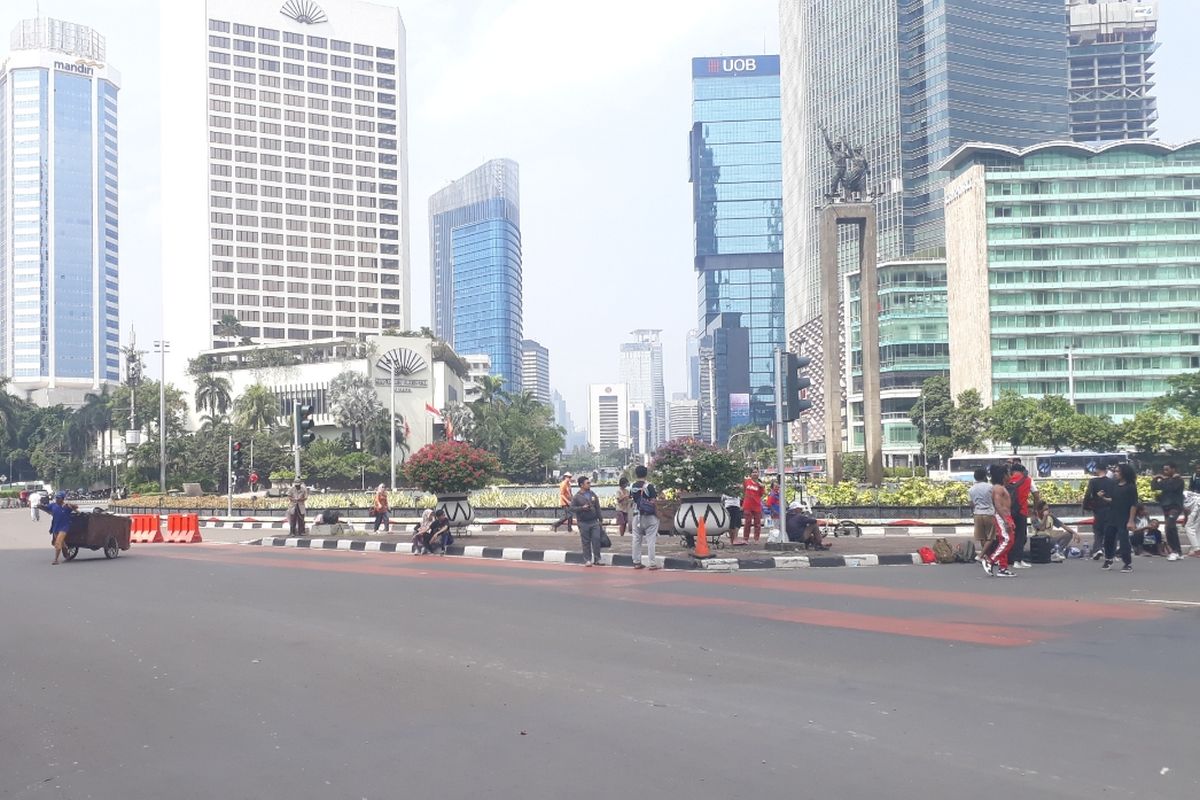 Suasana Car Free Day (CFD) Sudirman-Thamrin, Jakarta Pusat nampak sepi dari warga di pekan pertama Ramadhan, Minggu (12/5/2019).