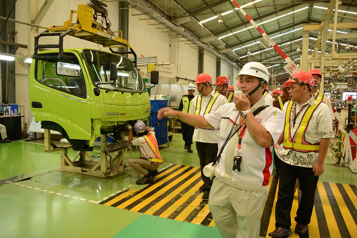 Ilustrasi suasana saat factory visit di pabrik Hino