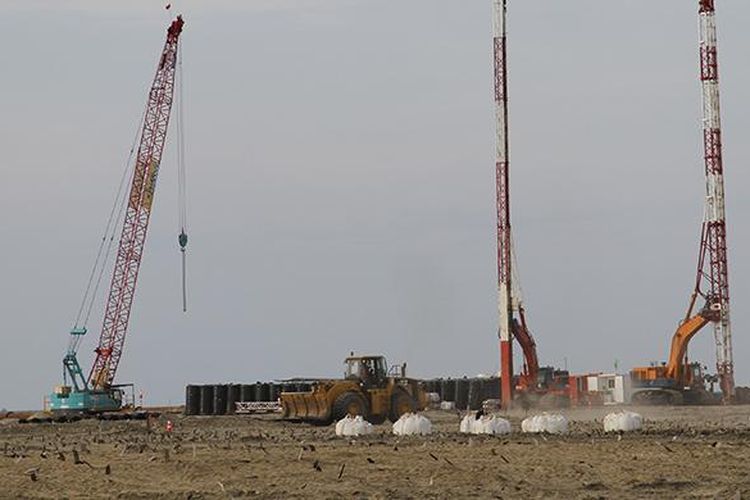 Suasana proyek pembangunan reklamasi Teluk Jakarta di kawasan Pantai Utara, Jakarta Utara, Rabu (11/5/2016). Kementerian Lingkungan Hidup dan Kehutanan menghentikan sementara proyek reklamasi Pulau C, D, dan G, lantaran dinilai melanggar izin dan perundang-undangan mengenai lingkungan hidup.