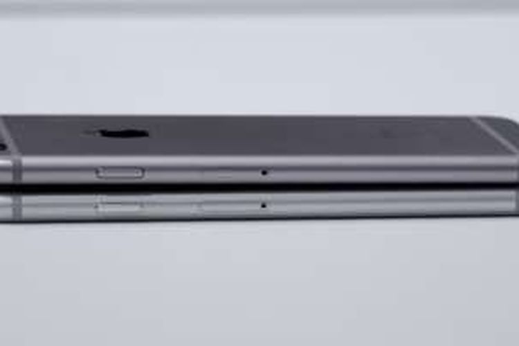 iPhone 6S (atas) ditumpuk dengan iPhone 7 (bawah)