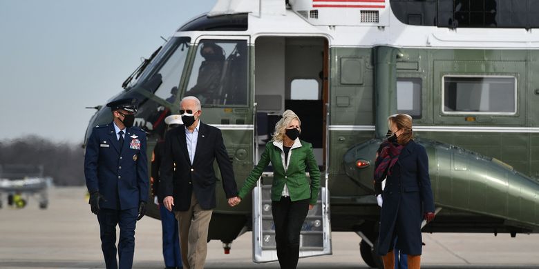 Biden stumbled back and forth while riding Air Force One to his knees