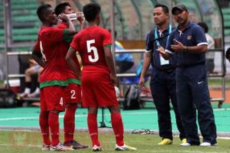 Pelatih tim nasional Indonesia U-16, Fachri Husaini (paling kanan).