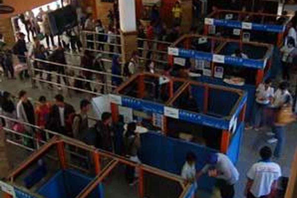 Antre pembelian tiket feri di Pelabuhan Bakauheni, Lampung.