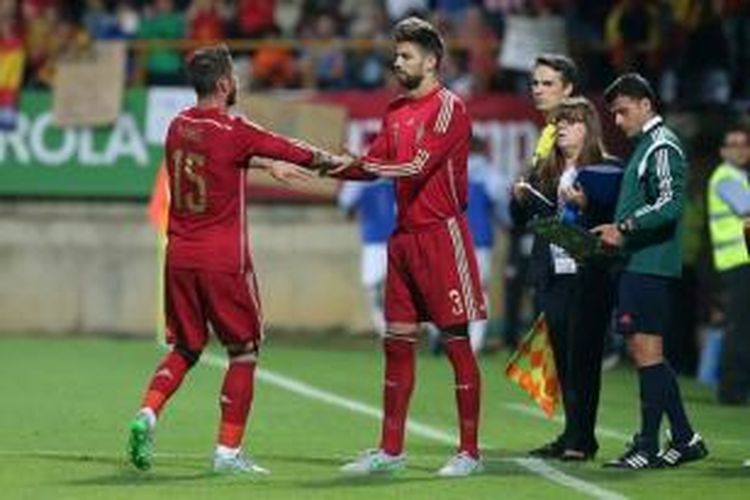 Dua pemain belakang tim nasional Spanyol, Sergio Ramos (kiri) dan Gerard Pique.