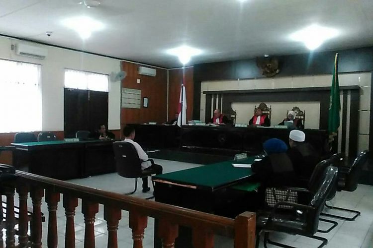 Jasriadi saat mendengarkan pembacaan vonis hakim di Pengadilan Negeri Pekanbaru, Jumat (6/4/2018).