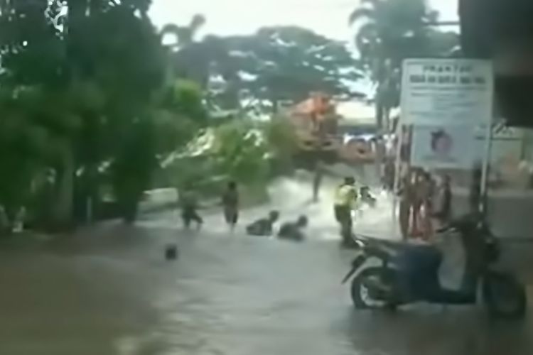Tanggul Kali Irigasi Cadas-Kukun Jebol, Air Genangi Perumahan Kutabumi 2 Tangerang